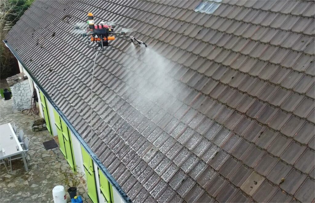 Quel drône utiliser pour faire du nettoyage de toiture ?